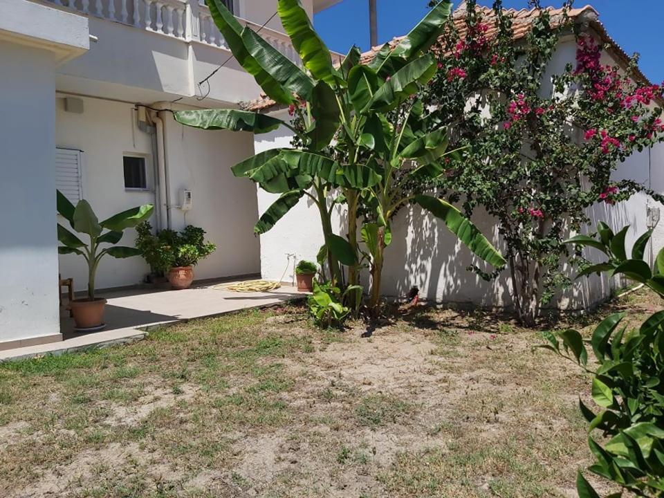 אמודיה Konstantinos Apartments מראה חיצוני תמונה