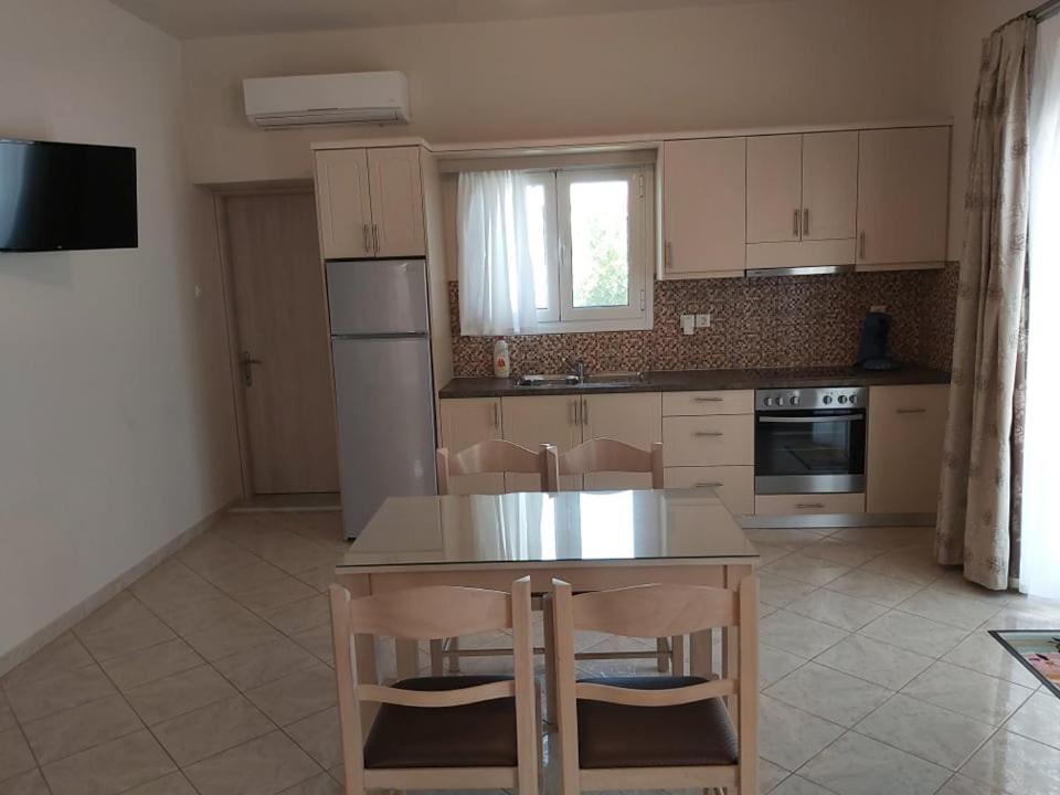 אמודיה Konstantinos Apartments חדר תמונה